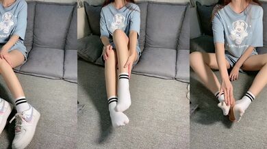 淫语辱骂足交学生妹穿一周的脏白棉袜刚跑完步辱骂羞辱假鸡巴足交sm，穿上小白鞋踩烂贱狗的鸡巴~ (1)